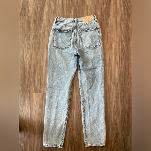 H&M Women’s Blue Ultra High Rise Mom Jeans Classic Style size 6 - Picture 2 of 8